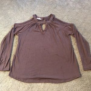 Fashion top w/ neck & shoulder cutout, stud detail
